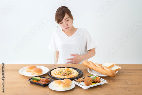 食べる女性