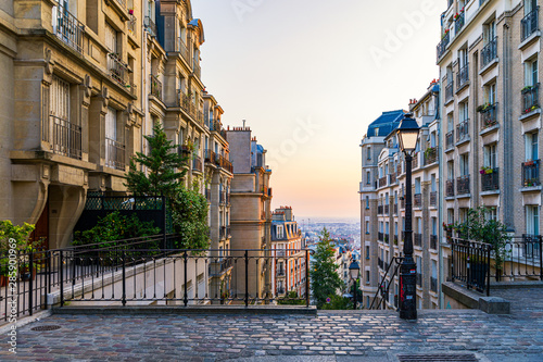 Dzielnica Montmartre w Paryżu. Ranku Montmartre schody w Paryż, Francja. Europa Widok wygodna ulica w kwartalnym Montmartre w Paryż, Francja. Architektura i zabytki Paryża. Pocztówka z Paryża.