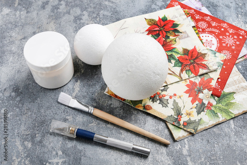 How to make a Christmas ball with decoupage technique