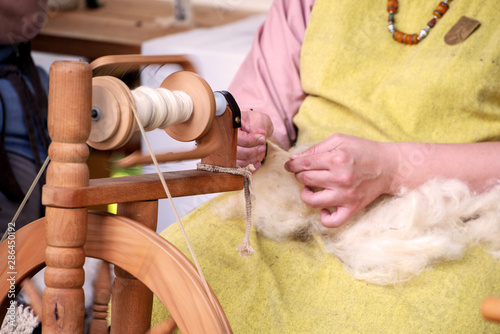 Altes Handwerk am Spinnrad, Fäden drehen am Spinnrad 