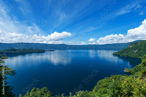 【青森県十和田湖】夏の十和田湖：瞰湖台から眺める十和田湖は開放的な大パノラマ