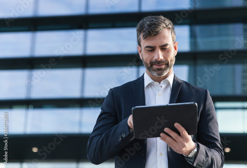 Empresario utilizando tablet en distrito financiero