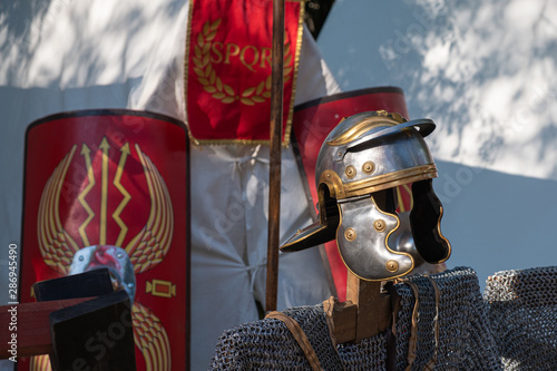 Cota de mallas , casco y escudo de legionario romano en evento de recreación histórica. Portugal.