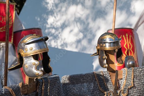 Cascos y cotas de malla de legionarios romanos