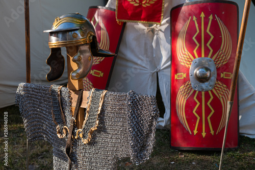 Armas y defensas de legionario romano en evento de recreación histórica