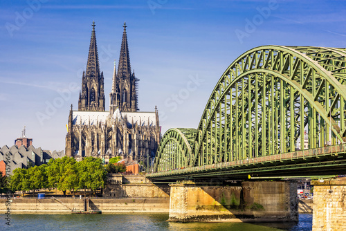 Köln mit Rhein und Kölner Dom an einem schönen Sommertag