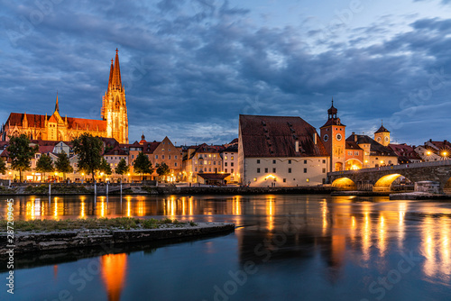 Regensburg in der Oberpfalz bei Einbruch der Nacht