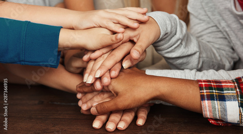 Kinder bilden Stapael Hände als Teamwork Konzept