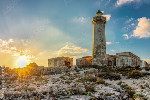 Syracuse, Sicily, Italy, Mediterranean sea. — "Capo Murro di Porco" old abandoned lighthouse