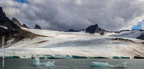 Glacial lake of smorstabbreen glacier with icebergs in jotunheimen np, norway