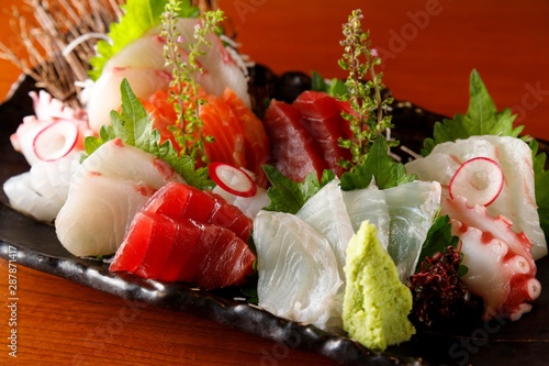 Japońskie jedzenie pokrojone w surowe ryby Sashimi 刺身