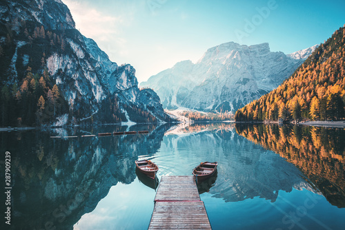 Łodzie na Braies jeziorze w dolomit górach, Sudtirol, Włochy (Pragser Wildsee)