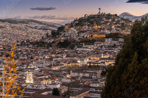 quito al tramonto ecuador