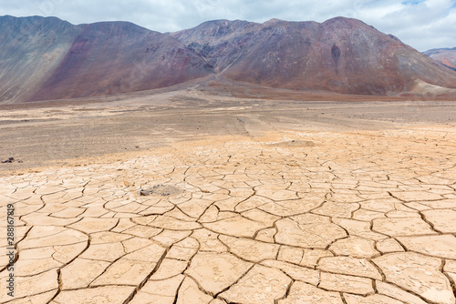 Sucha krakingowa ziemia, Atacama, Chile