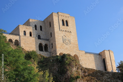 Zrekonstruowany w 1982 roku średniowieczny zamek Skanderbega w mieście Kruja w Albanii.