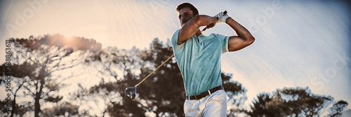 Pełna długość przystojny golfisty mężczyzna bierze strzał