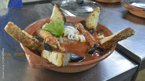 zuppe di pesce preparate in un ristorante pugliese