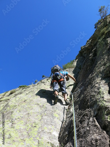 alpiniste grimpeur qui escalade en montagne sur une paroi