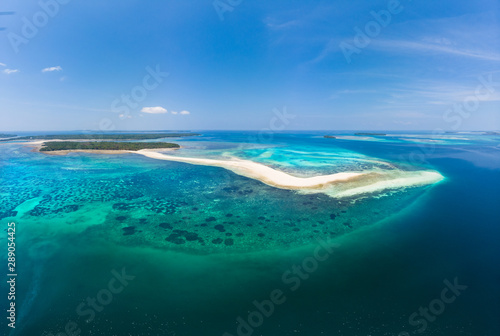 Widok z lotu ptaka wyspy tropikalnej plaży rafy morze karaibskie. Biała piaskownica Snake Island, Indonezja Archipelag Moluccas, Wyspy Kei, Morze Banda, cel podróży, najlepsze nurkowanie z rurką