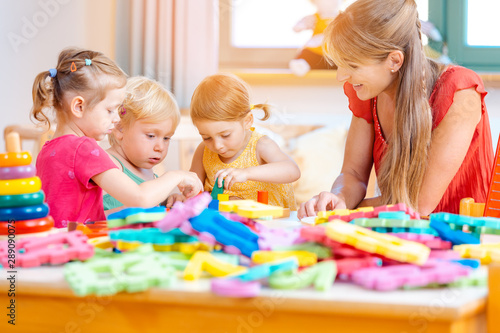 Kindergärtnerin mit ihren Kindern