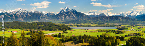 Panorama Landschaft in Bayern mit Hopfensee im Allgäu und der Bergkette der Alpen mit Berg Säuling vor Füssen