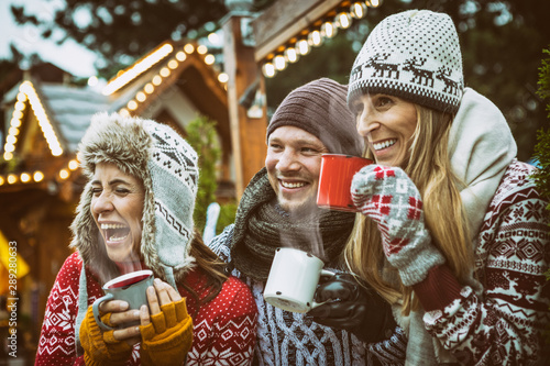 Gruppe auf dem Weihnachtsmarkt 