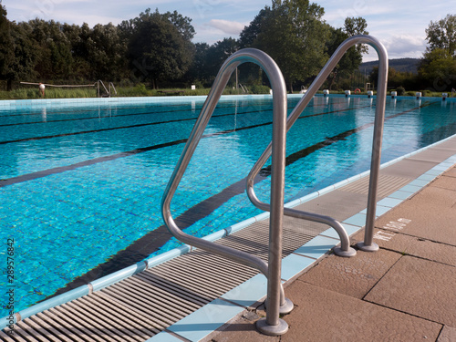 Ansicht eines menschenleeren Schwimmbeckens oder Freibad am Ende der Saison