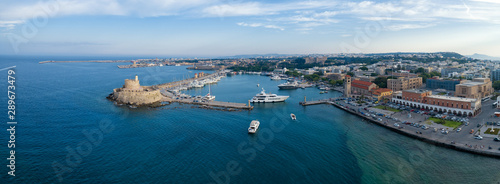 Aeria widok miasta Rodos, Dodekanez, Grecja. Panorama z portem Mandraki, laguną i czystą, błękitną wodą. Znane miejsce turystyczne w Europie