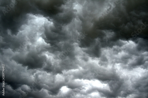 Cielo grigioe nero fotografato durante l'arrivo di una tempesta.