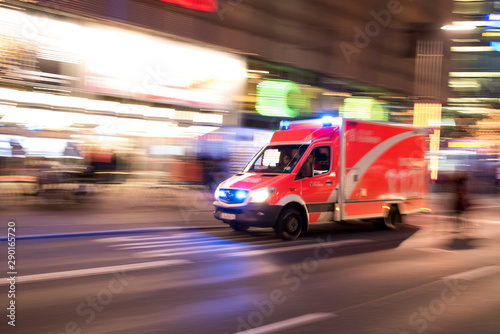 Rettungswagen der Berliner Feuerwehr fährt mit Blaulich durch die Stadt