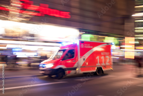 Rettungswagen der Berliner Feuerwehr fährt mit Blaulich durch die Stadt