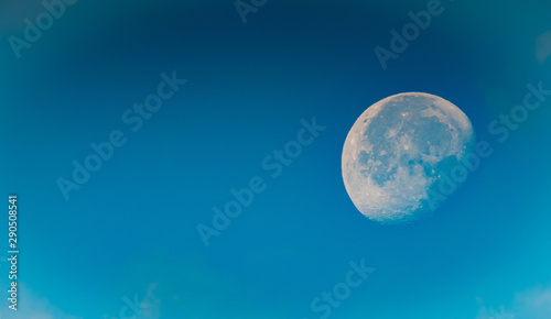 Zachodzący księżyc widoczny na niebie o poranku