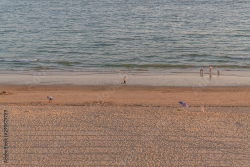 Uomo che corre sulla spiaggia