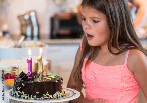 Urodziny dziecka i impreza z balonami, dmuchanie świec z tortu urodzinowego dla dziecka