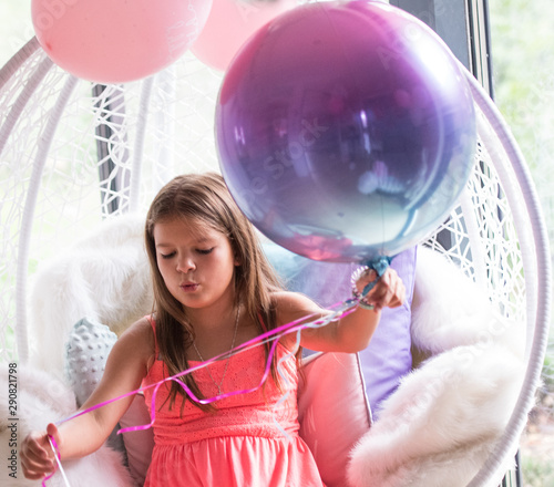 Urodziny dziecka, balony, zabawa, kinder bal, dziewczynka z balonem