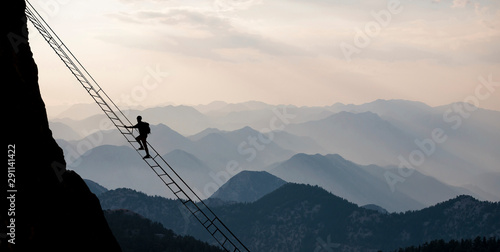 Odważna wspinaczka dla alpinistów na dużych wysokościach i profesjonalnego wspinacza