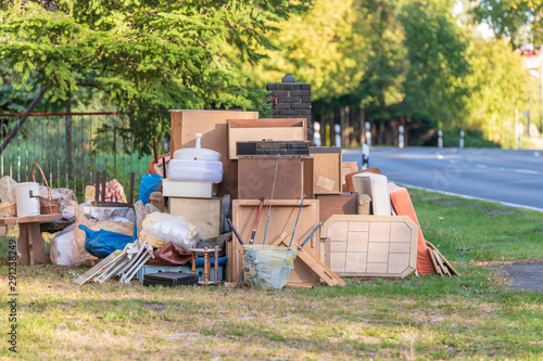 Sperrmüll von einer Wohnungsauflösung am Strassenrand