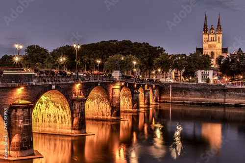 La cathédrale veuille sur le pont