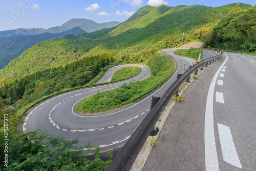 峠道と青空 雲仙千々石線 長崎県雲仙市