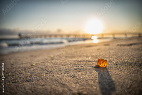 Bernstein im Sonnenaufgang am Strand 