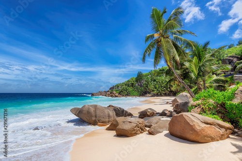 Egzotyczna słoneczna plaża i palmy kokosowe na Seszelach. Letnie wakacje i koncepcja tropikalnej plaży.