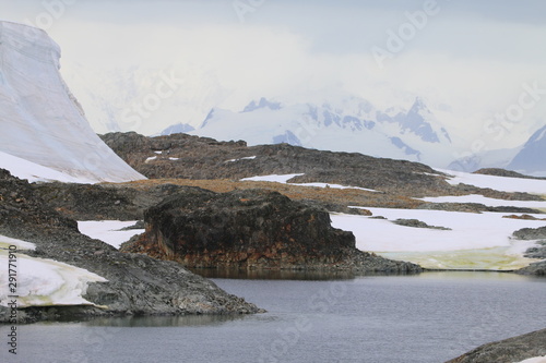 malownicze ośnieżone i skaliste wybrzeże antarktydy 