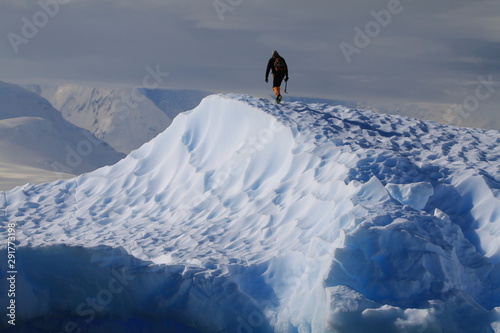 samotny człowiek idący po lodowcu