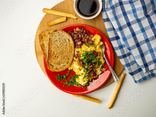 Śniadanie białkowo-tłuszczowe. Jajecznica, boczek, grzanki, szczypiorek. Widok z góry.