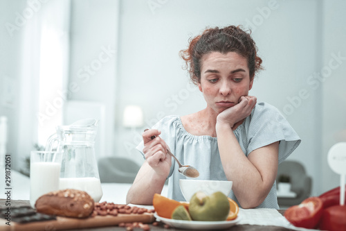 Curly woman not knowing what to eat while having allergy
