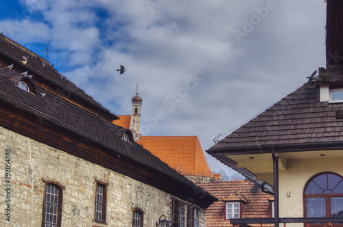 architektura Kazimierza Dolnego, tradycyjne dachy drewniane i dach z czerwonej dachówki na kościele