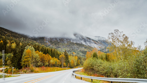 Szczyty górskie w okolicy Fla w regionie Buskerud w Norwegii