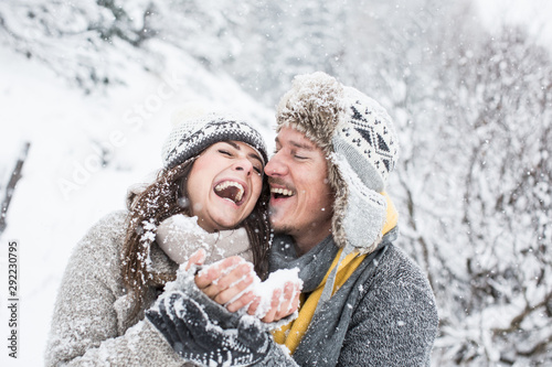 Pärchen im Schnee ist verliebt und schmust