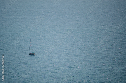 Velero en alta mar. Mar Mediterráneo / Sailboat on the high seas. Mediterranean Sea. Málaga