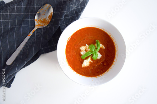 Zupa krem z pomidorów z mozzarellą i bazylią.
